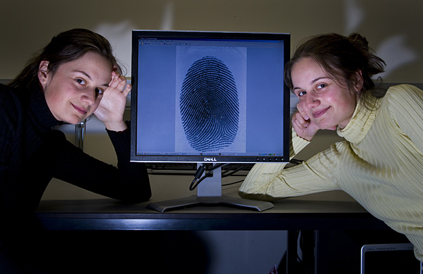 Do identical twins have identical fingerprints?